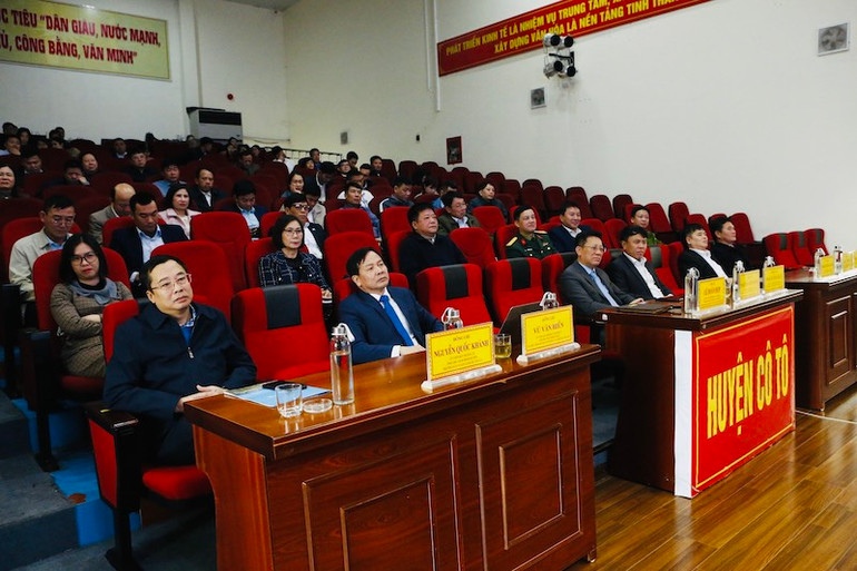 Các đại biểu tham dự cuộc nói chuyện chuyên đề do Tiến sĩ Lê Doãn Hợp truyền đạt. Các đại biểu tham dự cuộc nói chuyện chuyên đề do Tiến sĩ Lê Doãn Hợp truyền đạt.