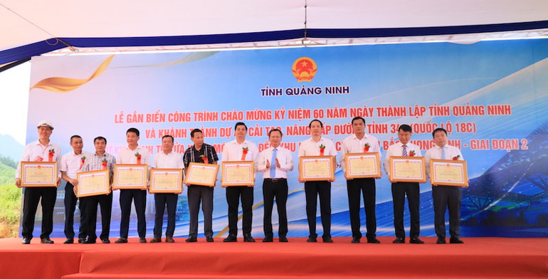 Lãnh đạo tỉnh Quảng Ninh trao bằng khen của Ủy ban nhân dân tỉnh cho các tập thể và cá nhân có thành tích xuất sắc trong triển khai dự án.