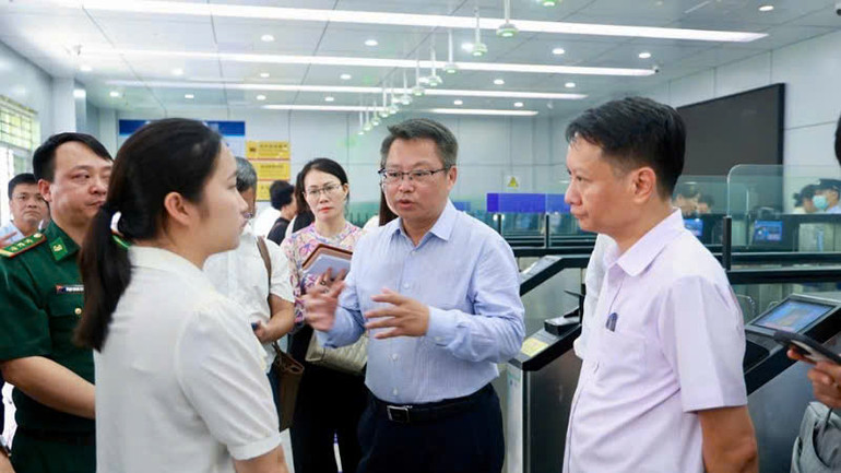 Lãnh đạo thành phố Móng Cái và thành phố Đông Hưng khảo sát tại khu vực cửa khẩu Bắc Luân I, Bắc Luân II phía Trung Quốc.