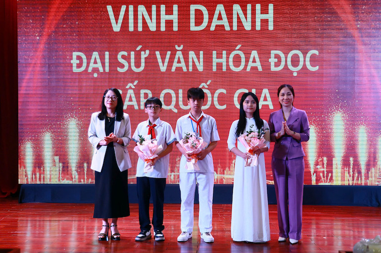 Lãnh đạo Sở Văn hóa và Thể thao Quảng Ninh khen thưởng, vinh danh các cá nhân đạt Giải Đại sứ Văn hóa đọc cấp Quốc gia. Lãnh đạo Sở Văn hóa và Thể thao Quảng Ninh khen thưởng, vinh danh các cá nhân đạt Giải Đại sứ Văn hóa đọc cấp Quốc gia.