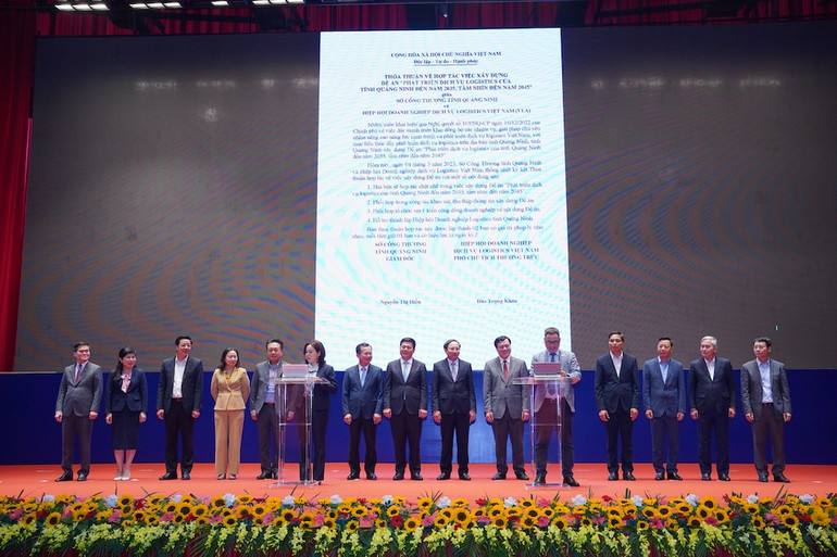 Các sở, ngành và doanh nghiệp ký kết biên bản ghi nhớ, thỏa thuận hợp tác tại Hội nghị.