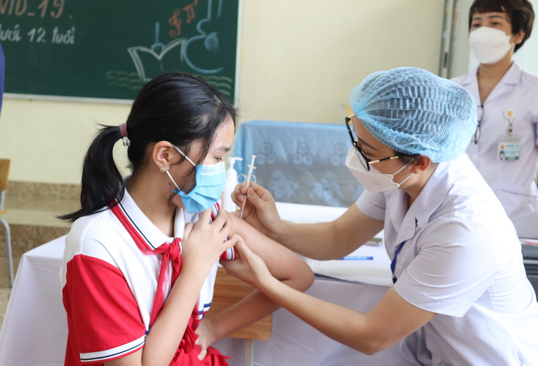 Tiêm vaccine phòng Covid-19 cho học sinh lớp 6 Trường Trung học cơ sở Trần Quốc Toản, thành phố Hạ Long trong đợt dịch Covid-19 năm 2021.