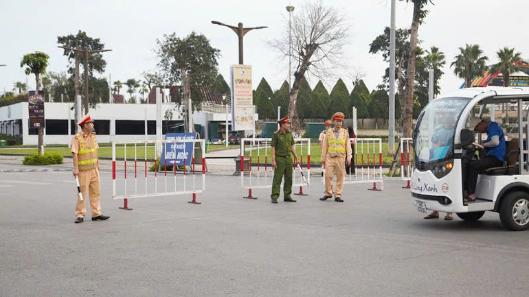 Các chốt kiểm soát được triển khai từ sớm để duy trì an toàn giao thông tại các khu vực xung yếu trên địa bàn thành phố Hạ Long.