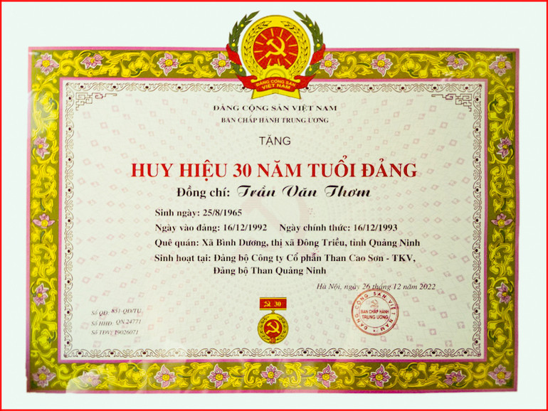Đảng viên Trần Văn Thơm vinh dự được trao Huy hiệu 30 năm tuổi Đảng.