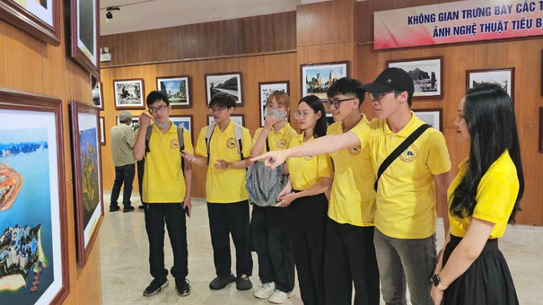 Các em sinh viên Khoa Văn hóa, Trường đại học Hạ Long tham quan Triển lãm. Các em sinh viên Khoa Văn hóa, Trường đại học Hạ Long tham quan Triển lãm.