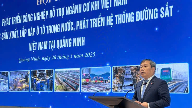 Đồng chí Vũ Đại Thắng, Ủy viên Trung ương Đảng, Bí thư Tỉnh ủy Quảng Ninh, phát biểu khai mạc hội thảo.