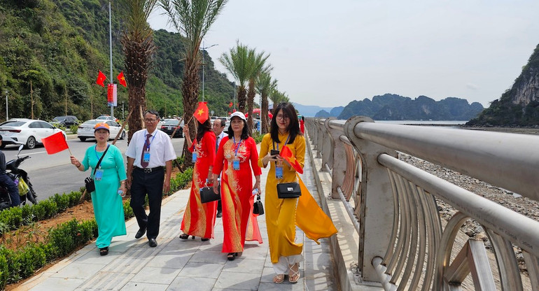 Người dân thích thú khi đi dạo và ngắm cảnh trên tuyến đường bao biển Hạ Long-Cẩm Phả.
