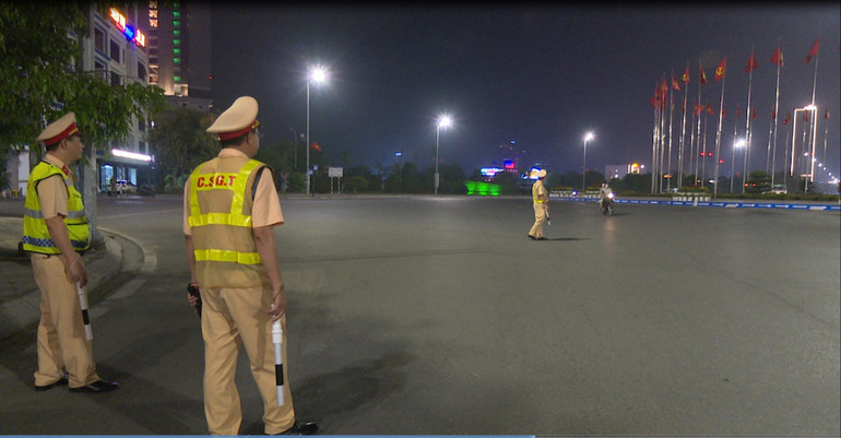 Lực lượng Cảnh sát giao thông tổ chức điều tiết, phân luồng từ xa để tránh ùn tắc giao thông.