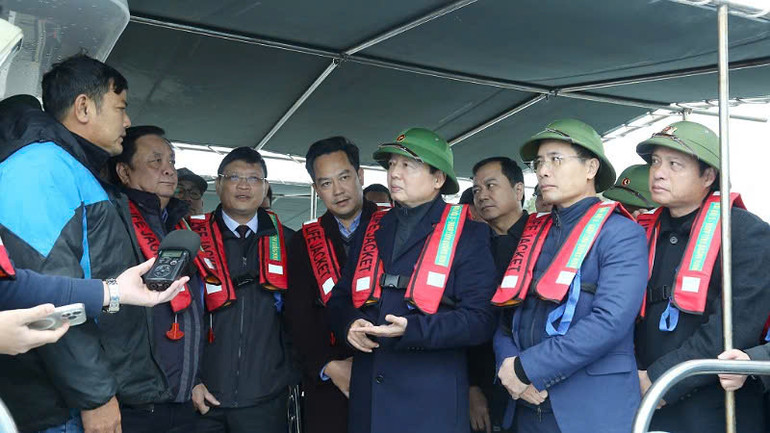 Phó Thủ tướng Trần Hồng Hà trò chuyện, nắm bắt tình hình nuôi trồng thủy sản tại Hợp tác xã Thủy sản Trung Nam, xã Đông Xá.