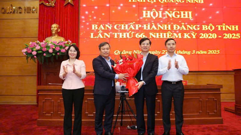 Thường trực Tỉnh ủy tặng hoa chúc mừng đồng chí Vũ Quyết Tiến, Phó Bí thư Tỉnh ủy. Thường trực Tỉnh ủy tặng hoa chúc mừng đồng chí Vũ Quyết Tiến, Phó Bí thư Tỉnh ủy.