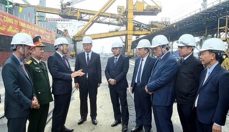 Bí thư Tỉnh uỷ Quảng Ninh Nguyễn Xuân Ký trao đổi với lãnh đạo Tập đoàn Công nghiệp Than - khoáng sản Việt Nam về những nhiệm vụ sản xuất kinh doanh của năm 2023.