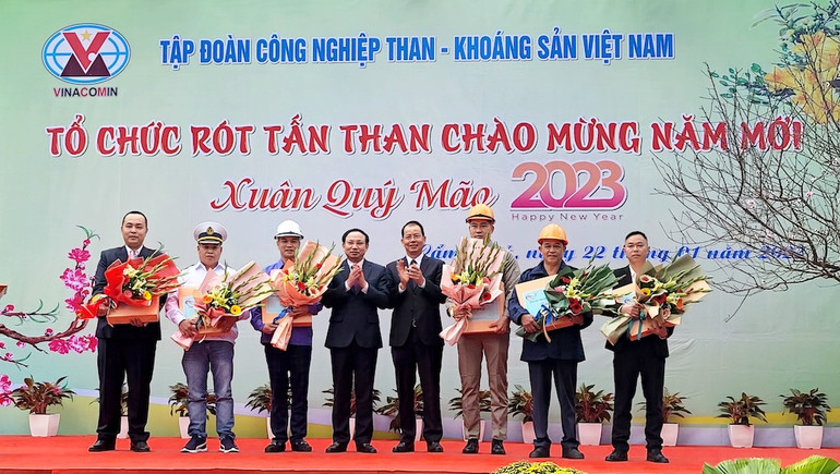 Lãnh đạo Tỉnh Quảng Ninh và Tập đoàn Công nghiệp Than - Khoáng sản Việt Nam tặng quà và chúc Tết các đơn vị tham gia làm nhiệm vụ xuất tấn than đầu tiên của năm mới 2023.