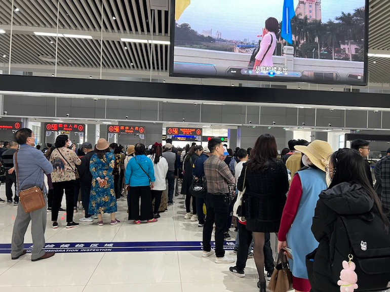 Du khách Trung Quốc làm thủ tục nhập cảnh tại Cửa khẩu Cầu Bắc Luân II, thành phố Móng Cái, Quảng Ninh.