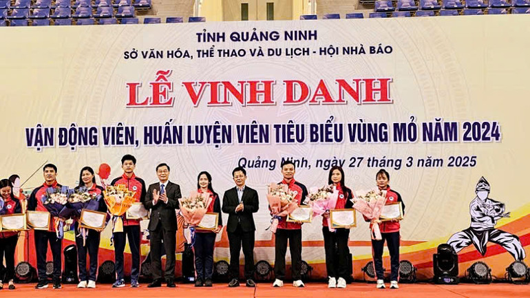 Lãnh đạo Sở Văn hóa, Thể thao và Du lịch tỉnh Quảng Ninh và Hội Nhà báo tỉnh Quảng Ninh tặng giấy khen cho các Vận động viên tiêu biểu Vùng mỏ 2024.