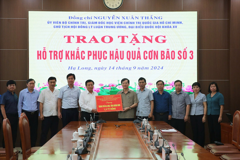 Đồng chí Nguyễn Xuân Thắng trao số tiền 1,3 tỷ đồng cho Ủy ban Mặt trận thành phố Hạ Long.
