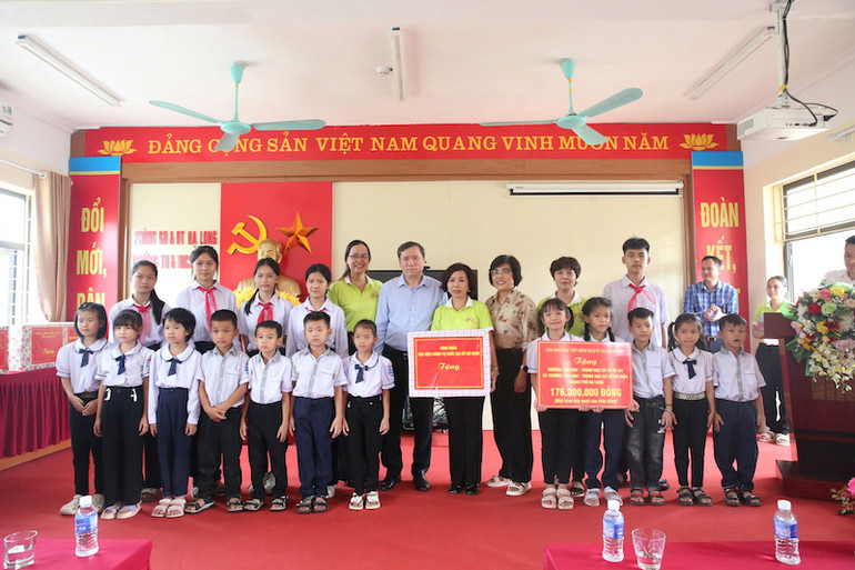 Công đoàn học viện Chính trị Quốc gia Hồ Chí Minh tặng 176 triệu đồng cho 2 trường Tiểu học-Trung học cơ sở Vũ Oai và Tiểu học-Trung học cơ sở Núi Mằn, xã Thống Nhất.