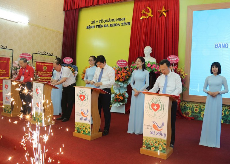 Chủ tịch Ủy ban nhân dân tỉnh Quảng Ninh cùng nhiều đại biểu đã đăng ký hiến mô, bộ phận cơ thể người vì mục đích cứu chữa người và phục vụ y học.