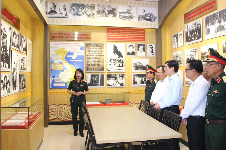 Các đại biểu nghe giới thiệu về cuộc đời hoạt động cách mạng của Anh hùng Lực lượng vũ trang nhân dân, Liệt sĩ Đào Phúc Lộc.