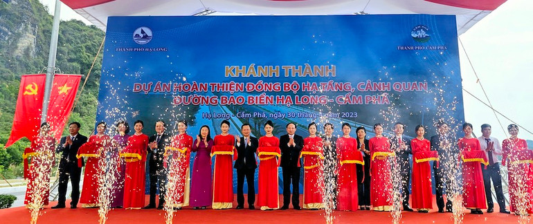 Các đại biểu cắt băng khánh thành dự án đường bao biển Hạ Long-Cẩm Phả quy mô 6 làn xe.
