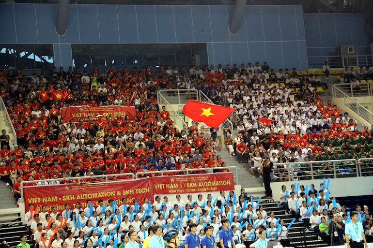 ABU Robocon 2024 nhận được sự quan tâm, cổ vũ của đông đảo người dân tỉnh Quảng Ninh và du khách trong và ngoài nước. ABU Robocon 2024 nhận được sự quan tâm, cổ vũ của đông đảo người dân tỉnh Quảng Ninh và du khách trong và ngoài nước.