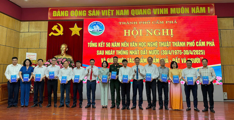 Lãnh đạo Ủy ban nhân dân thành phố Cẩm Phả tặng cuốn sách "Cẩm Phả - Đất và Người" cho các đại biểu.