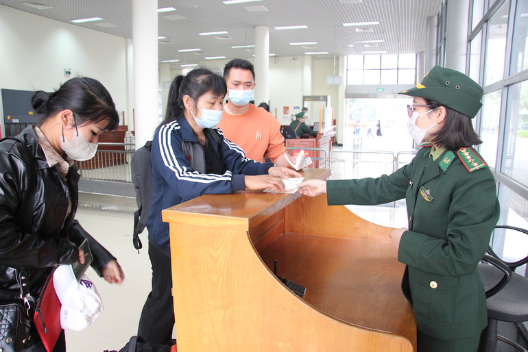 Bộ đội Biên phòng tăng cường làm thủ tục cho du khách được nhanh chóng và thuận tiện.