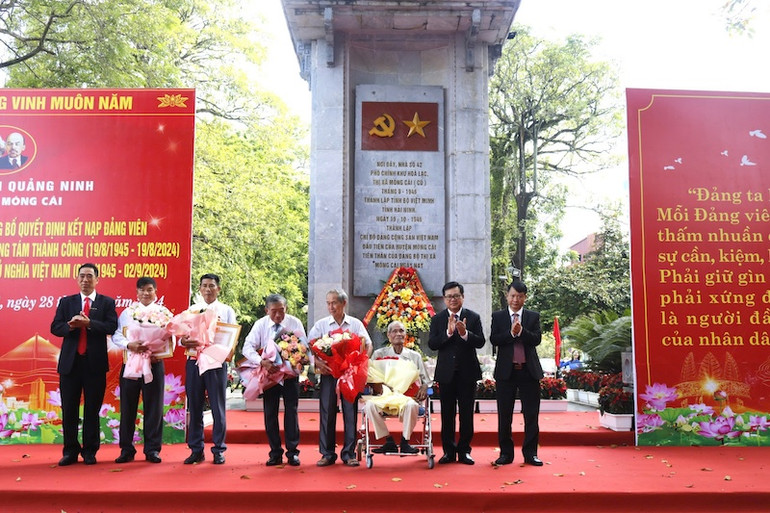 Lãnh đạo thành phố Móng Cái tặng hoa chúc mừng các đảng viên được trao Huy hiệu 50, 55, 60 và 65 tuổi Đảng.