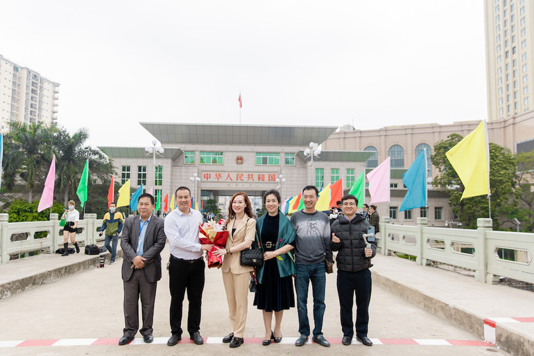 Du khách chụp ảnh lưu niệm tại cửa khẩu.