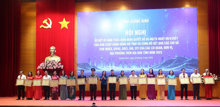 Ủy ban nhân dân tỉnh Quảng Ninh tặng Bằng khen cho các tập thể, cá nhân có thành tích xuất sắc trong thực hiện Nghị quyết số 05-NQ/TƯ.