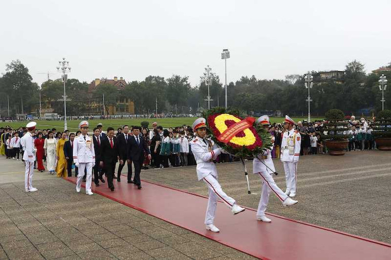 Đoàn đại biểu huyện đảo Cô Tô vào lăng viếng Bác và báo công dâng Bác tại Quảng trường Ba Đình nhân kỷ niệm 30 năm Ngày thành lập huyện.