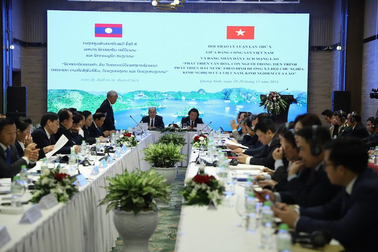 Các đại biểu trao đổi, thảo luận tại Hội thảo.