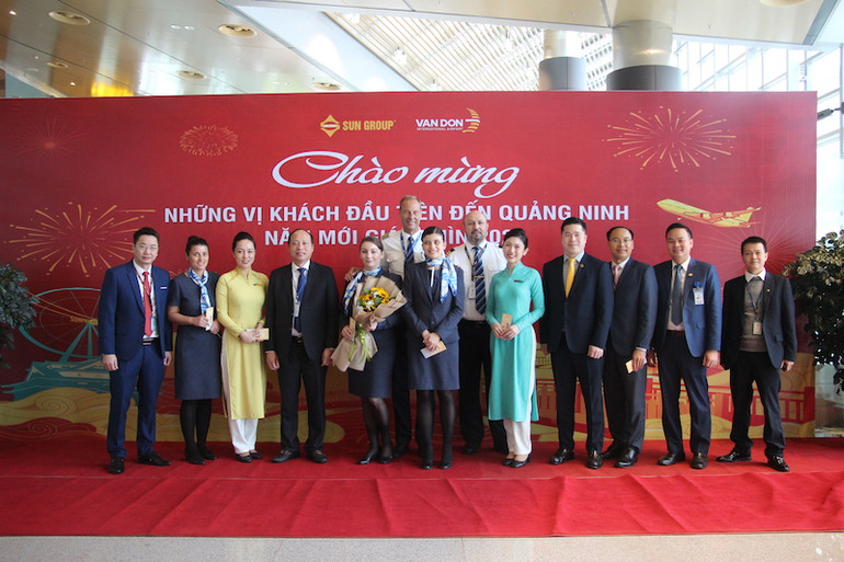 Lãnh đạo huyện Vân Đồn và Cảng Hàng không quốc tế Vân Đồn tặng hoa cho tổ bay.