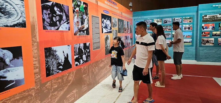 Triển lãm thu hút đông đảo khách du lịch đến tham quan và tìm hiểu.