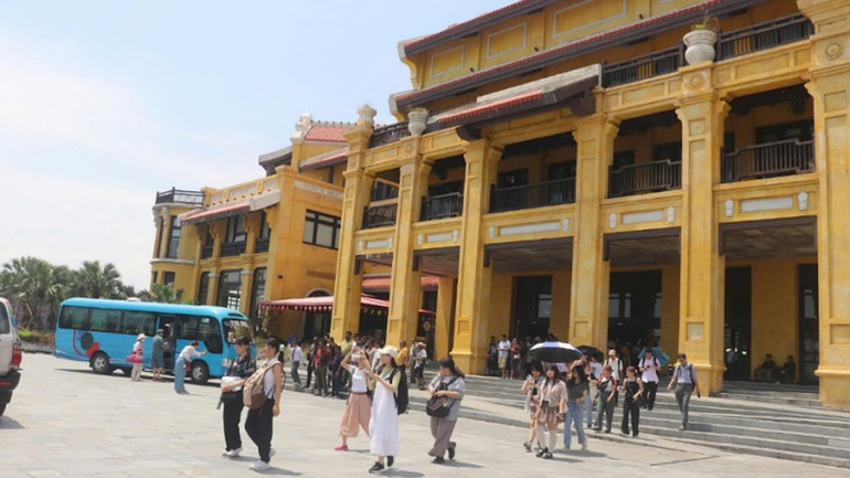 Khách du lịch trở lại tham quan Vịnh Hạ Long ngay sau bão số 3.