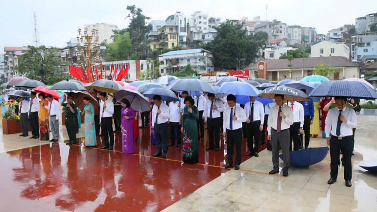 Các đại biểu thành kính tưởng nhớ công lao vĩ đại của Chủ tịch Hồ Chí Minh. (Ảnh: QMG)