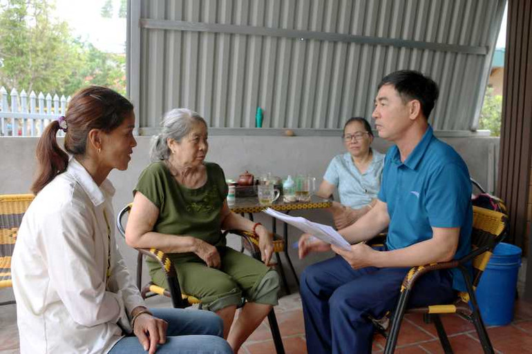 Tổ công tác xã Đồng Tiến tuyên truyền đến nhân dân về việc sắp xếp lại đơn vị hành chính cấp xã.