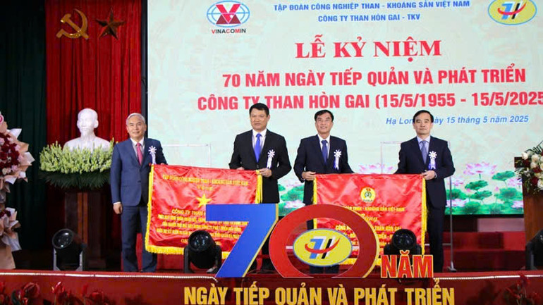 Công đoàn TKV tặng bức trướng cho tập thể cán bộ, công nhân và người lao động Công ty Than Hòn Gai. Công đoàn TKV tặng bức trướng cho tập thể cán bộ, công nhân và người lao động Công ty Than Hòn Gai.