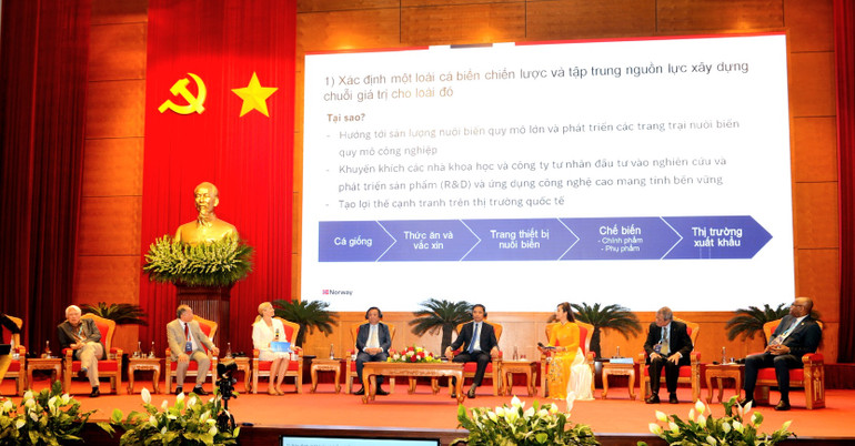 Các diễn giả trong nước và quốc tế chia sẻ những kinh nghiệm tại phiên tọa đàm.