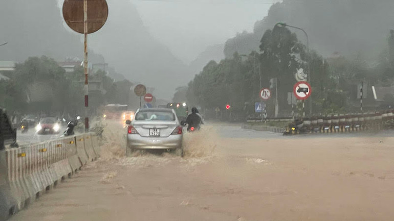 Nhiều đoạn đường trên Quốc lộ 18 qua địa bàn thành phố Cẩm Phả bị ngập cục bộ, gây khó khăn cho các phương tiện lưu thông.