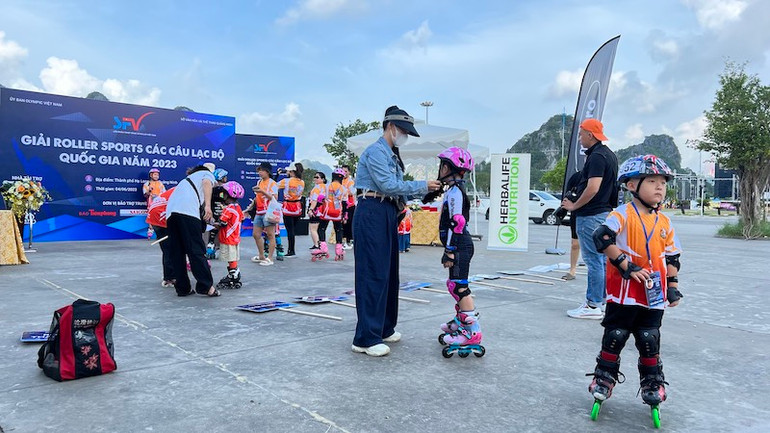 Các vận động viên nhỏ tuổi được kiểm tra bảo đảm an toàn trước khi thi đấu. Các vận động viên nhỏ tuổi được kiểm tra bảo đảm an toàn trước khi thi đấu.