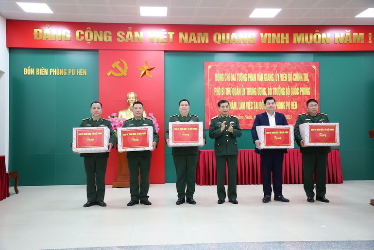 Đại tướng Phan Văn Giang tặng quà cho cán bộ, chiến sĩ các Đồn Biên phòng Pò Hèn, Quảng Đức và Ủy ban nhân dân xã Hải Sơn.