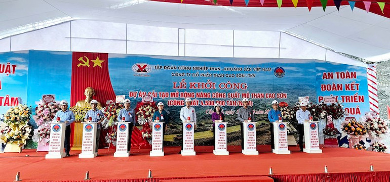 Các đại biểu ấn nút khởi công dự án cải tạo mở rộng nâng công suất mỏ than Cao Sơn.