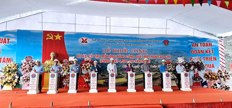 Các đại biểu ấn nút khởi công dự án cải tạo mở rộng nâng công suất mỏ than Cao Sơn.