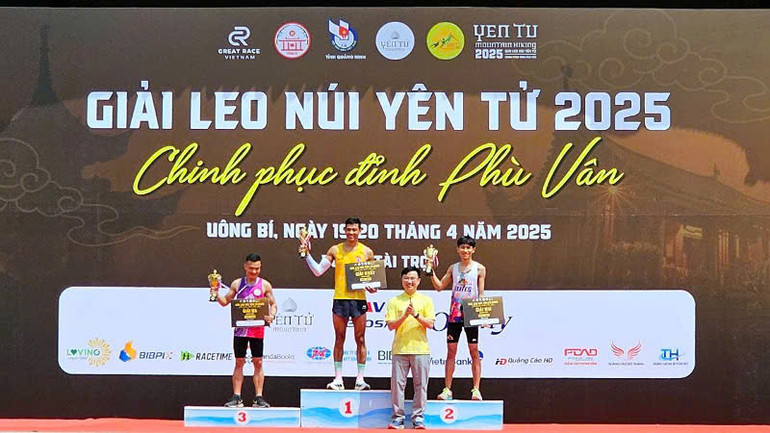 Ban tổ chức trao giải Nhất, Nhì và Ba cho các vận động viên nam ở cự ly 8km.