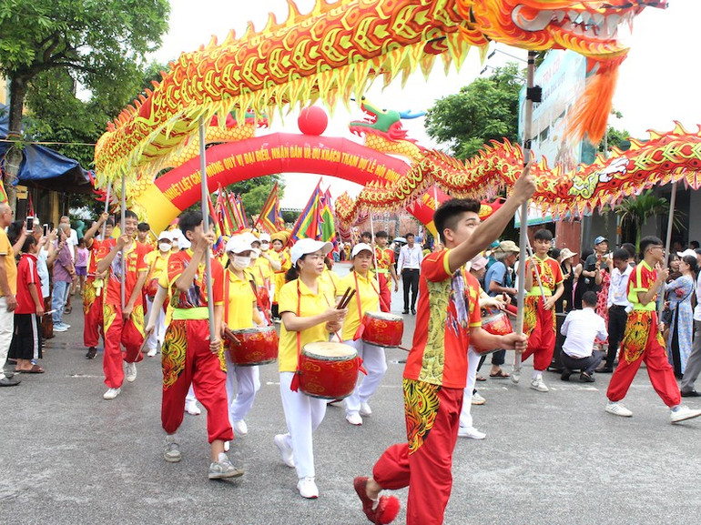 Lễ hội đình Trà Cổ thu hút đông đảo nhân dân và du khách tham gia.