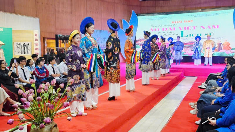 Bộ sưu tập áo dài gồm áo dài nữ, áo dài nam và áo dài trẻ em.