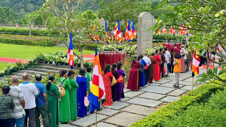 Dòng người đổ về chiêm bái xá lợi Đức Phật rất đông nhưng trật tự và tôn nghiêm. Dòng người đổ về chiêm bái xá lợi Đức Phật rất đông nhưng trật tự và tôn nghiêm.