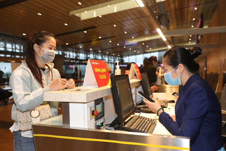 Hành khách làm thủ tục tại sân bay Vân Đồn, Quảng Ninh.