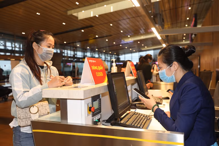 Hành khách làm thủ tục tại sân bay Vân Đồn, Quảng Ninh.