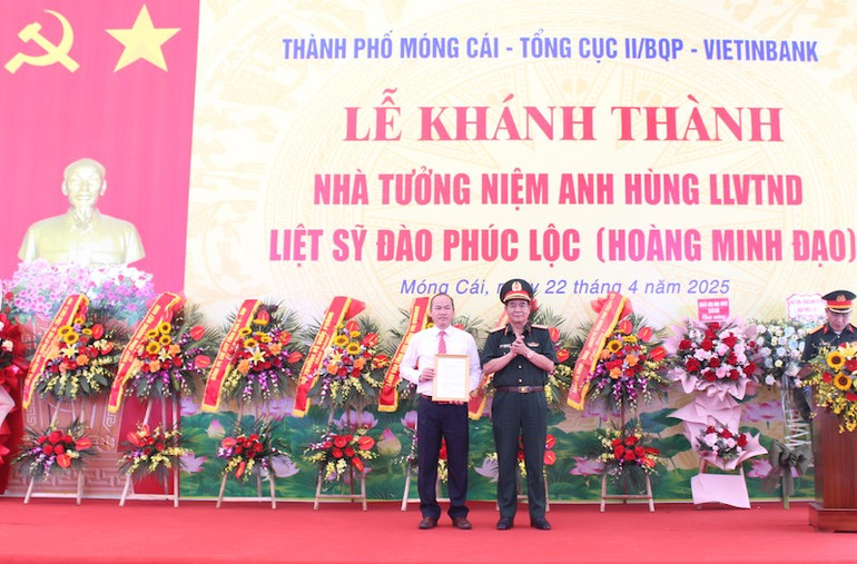 Bàn giao Nhà tưởng niệm Anh hùng Lực lượng vũ trang nhân dân, Liệt sĩ Đào Phúc Lộc cho cấp ủy, chính quyền xã Hải Xuân quản lý.